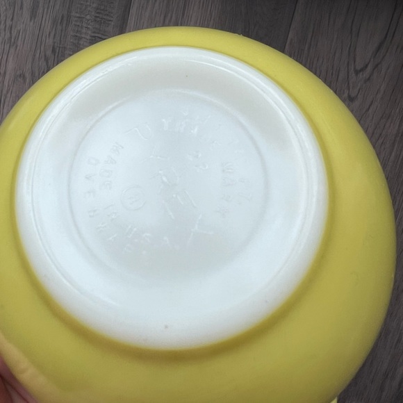 Vintage Pyrex Yellow Cinderella Mixing Nest Bowl #441 (1 1/2 pt) - Picture 4 of 5